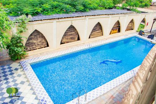 an overhead view of a swimming pool with a bridge at VILLA DE L'INTEGRATION in Ouagadougou