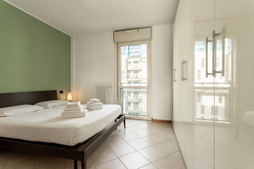 una camera da letto con un letto e asciugamani di Futurismo a Milano