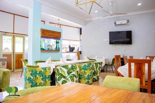 a dining room with a table and chairs at VILLA DE L'INTEGRATION in Ouagadougou
