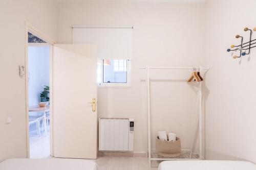 een witte badkamer met een douche en een toilet bij Gracia12 in Barcelona