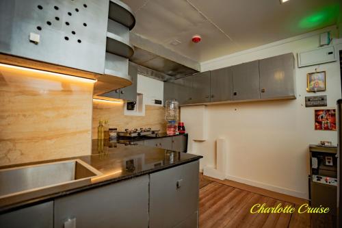 uma cozinha com um lavatório e uma bancada em Charlotte Cruise House Boat em Alappuzha
