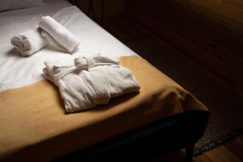 een bed met twee handdoeken erop bij VALONÉ Villány in Villány