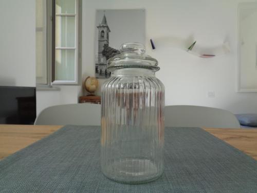 un frasco de cristal sobre una mesa en Historic center lake Como Bellano modern studio, en Bellano