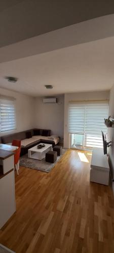una sala de estar con un sofá y una mesa en RELAX, en Podgorica