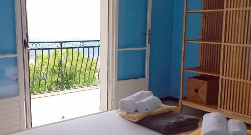 een kamer met handdoeken op een bed naast een deur bij Villabellevie Bargemon Var in Bargemon