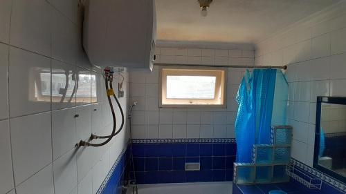 baño con ducha, ventana y bañera en Villa Dinar Mountain View Villa Keluarga Kapasitas 30 Orang di Lembang Dekat Dusun Bambu, en Lembang