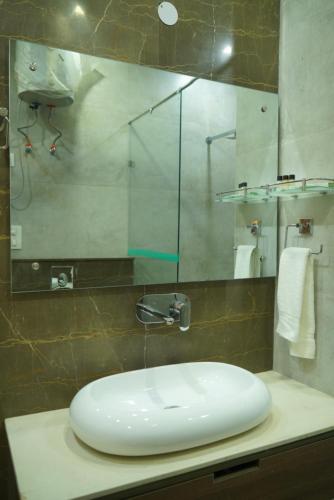 Koupelna v ubytování Lime Tree 3BHK Serviced Apartments DLF Phase -5 Gurgoan