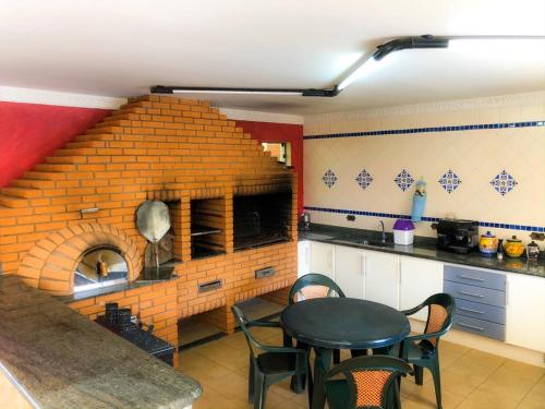 薩朵的住宿－Casa di Belle，厨房配有砖炉和桌椅