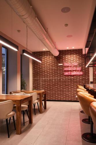 Ein Restaurant oder anderes Speiselokal in der Unterkunft LATROUPE Prado Hostel 