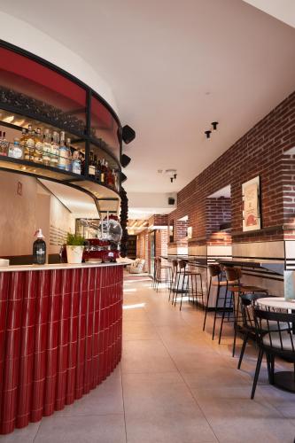 Ein Restaurant oder anderes Speiselokal in der Unterkunft LATROUPE Prado Hostel 