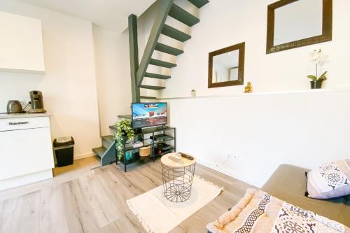 uma sala de estar com um sofá e uma televisão em Tranquility in a Duplex in Meylan - #FX em Meylan