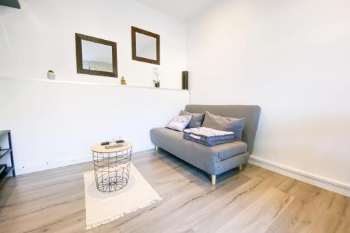 sala de estar con sofá y mesa en Tranquility in a Duplex in Meylan - #FX en Meylan