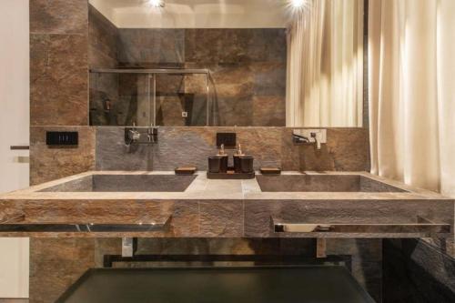 ein Badezimmer mit einer großen Badewanne und einem Spiegel in der Unterkunft N18 luxury boutique apartment with a private pool & spa in Mailand