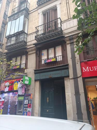 un edificio con balcones al lado de una calle en The prince home, en Madrid