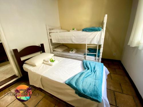 a bedroom with two bunk beds with blue towels at Pousada Ponta do Lago in Florianópolis