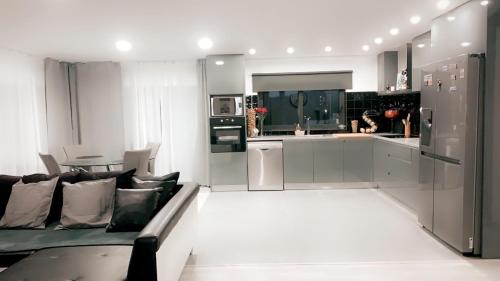 a living room with a couch and a kitchen at Casa Bella Vista in Fafe