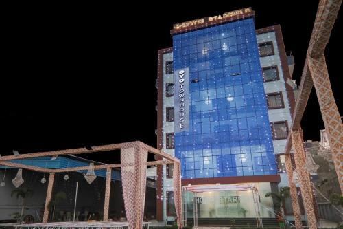ein Hotel mit blauer Fassade in der Nacht in der Unterkunft Collection O Hotel Starfield in Lucknow