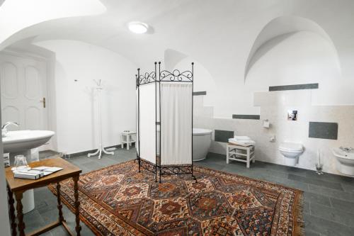 ein Badezimmer mit einer Badewanne, einem WC und einem Waschbecken in der Unterkunft Grad Strmol in Cerklje na Gorenjskem