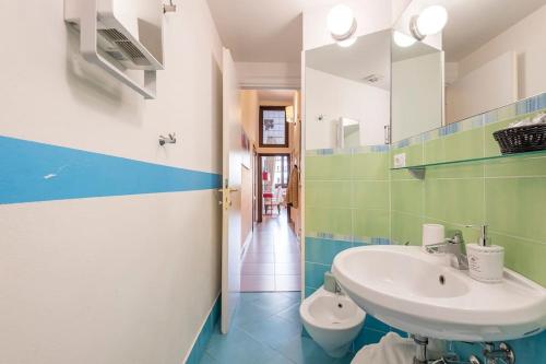 een badkamer met een wastafel en een toilet bij Piazza Signoria 1, apartment in Florence