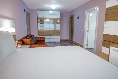 a bedroom with a large bed and a bathroom at TOK EPİK HOTEL in Bursa