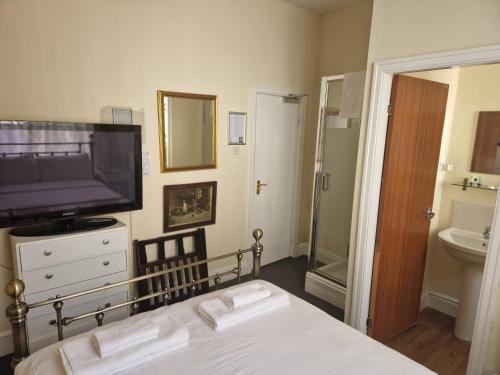 una camera con letto e TV a schermo piatto di The Mariners House a Scarborough