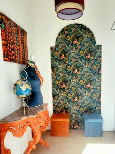 a room with a wall with a mural of flowers at Catespero Sossego in Reguengos de Monsaraz