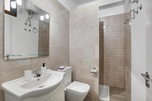 Un baño con lavabo, inodoro y ducha. en Estudio Sagrario, en Arona
