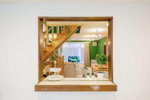 um quarto com uma escada e uma sala de estar em Yuzawa Onsen Lodge 1min to LIFT House em Seki
