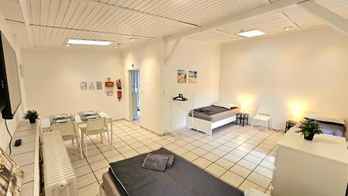 Sala de estar amplia con cama y mesa en 1 room apartment with 3 beds and terrace (ALT03), en Altena