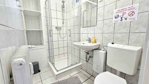 y baño con aseo y lavamanos. en 1 room apartment with 3 beds and terrace (ALT03), en Altena