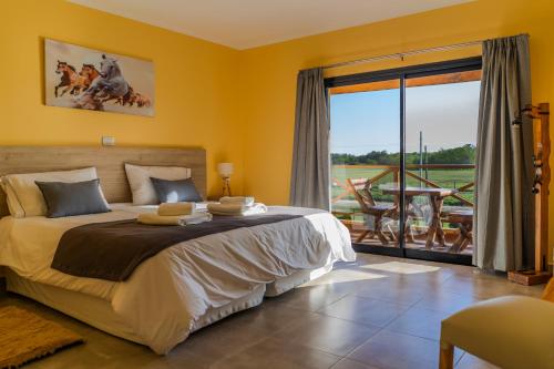 Postel nebo postele na pokoji v ubytování Un Alto en la Huella - Hotel Spa & Wellness Resort