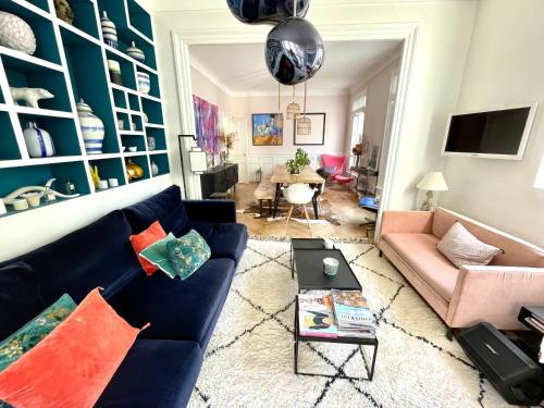 un salon avec un canapé bleu et une table dans l'établissement 77 VH - Villa piscine - plein centre, à Deauville