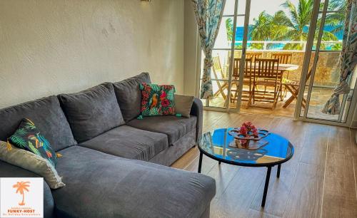A seating area at Ti Kaz Funky Host -T3 vue mer prémium 3 étoiles - Village vacances Sainte Anne Guadeloupe