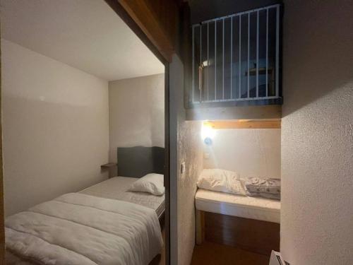 Cette petite chambre comprend un lit et un petit placard. dans l'établissement 2 pièces cabine avec coin repas et cuisine équipée, Les Angles - FR-1-593-67, aux Angles