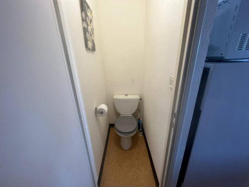 une petite salle de bains avec toilettes dans le couloir dans l'établissement 2 pièces cabine avec coin repas et cuisine équipée, Les Angles - FR-1-593-67, aux Angles