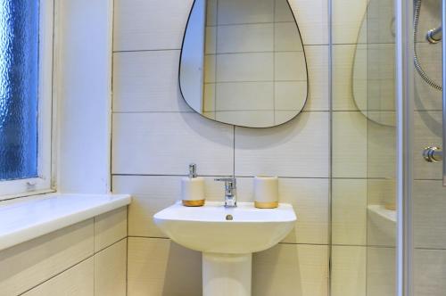 Grace House Apartment - Yorkshire : حمام مع حوض ومرآة