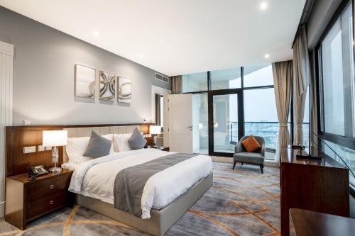 um quarto de hotel com uma cama e uma televisão em فندق شراعوه الملكي - Luxury em Doha