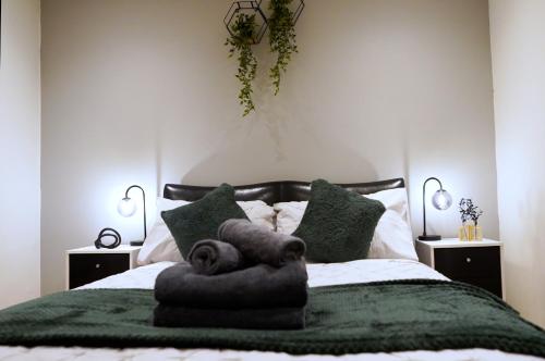 Grace House Apartment - Yorkshire : غرفة نوم عليها سرير وفوط