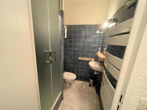 une petite salle de bain avec toilettes et lavabo dans l'établissement Studio Cabine Aux Angles avec Garage et Equipements Complets - FR-1-593-62, aux Angles