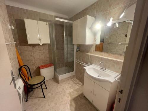 mała łazienka z umywalką i prysznicem w obiekcie Appartement Les Angles, 2 pièces, 4 personnes - FR-1-593-79 w mieście Les Angles