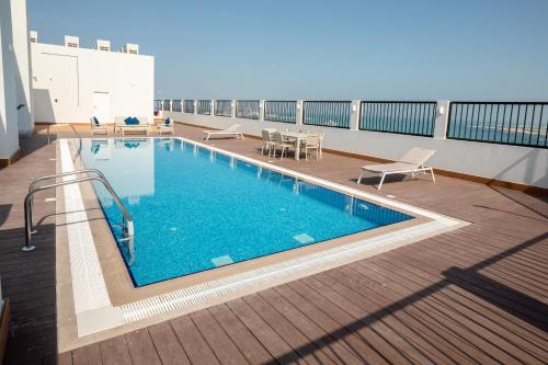 una piscina sul tetto di un edificio di فندق شراعوه الملكي - Luxury a Doha