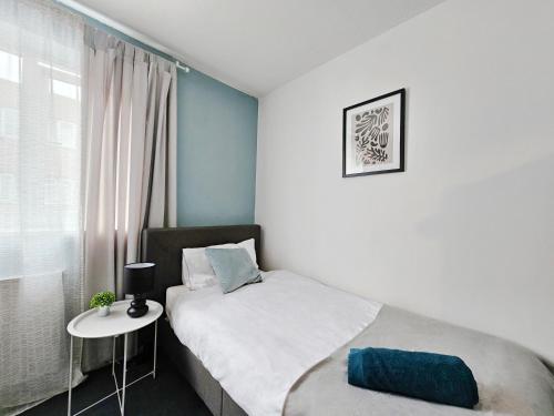 Schlafzimmer mit einem Bett, einem Tisch und einem Fenster in der Unterkunft Guest House - close to all amenities in Northampton