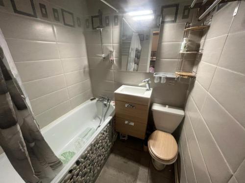 une salle de bain avec une baignoire, des toilettes et un lavabo dans l'établissement Studio Cabine au Centre des Angles avec Balcon, Casier à Skis, et Kitchenette Équipée - FR-1-593-86, aux Angles