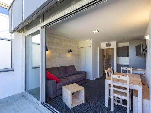 un salon avec un canapé et une table dans l'établissement Studio rénové 6 pers, pied des pistes, terrasses, kitchenette équipée - FR-1-400-121, à Eaux-Bonnes