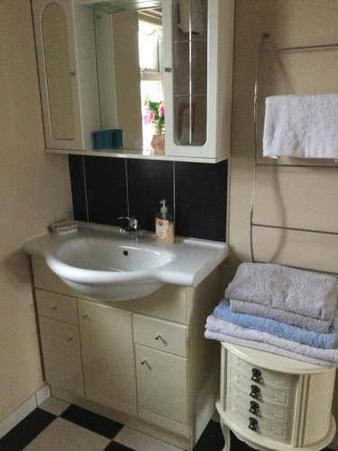 y baño con lavabo y espejo. en Anne’s House, en Dunfanaghy