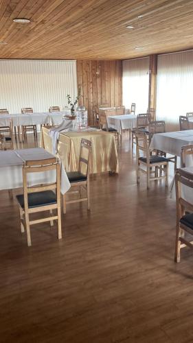 jadalnia z białymi stołami i krzesłami w obiekcie Fragaria Hotel Gastrobar w mieście Purén