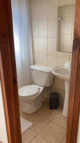 uma casa de banho com um WC e um lavatório em Fragaria Hotel Gastrobar em Purén