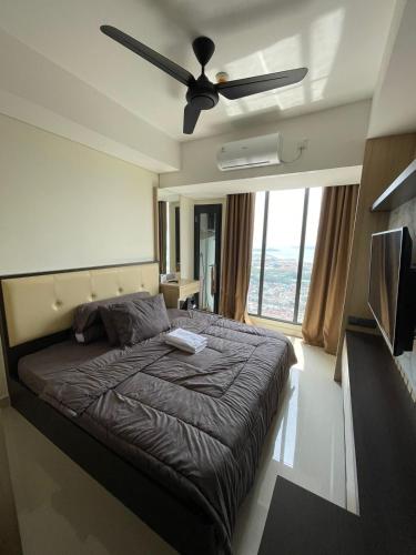 Schlafzimmer mit einem Bett und einem Deckenventilator in der Unterkunft Unit B50-10 Pollux Habibie Luxury in Batam Center