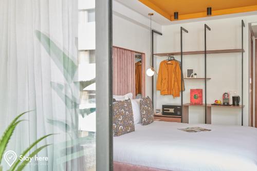 una camera con letto e finestra di Stayhere Rabat - Agdal 4 - Hotel a Rabat