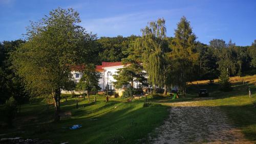 una casa in mezzo a un campo con alberi di Chata u Vajdov a Stará Lehota